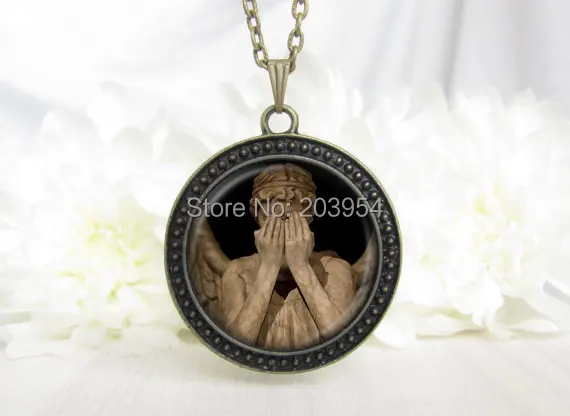 Steampunk Handmade Movie Don't Blink Weeping Angel Necklace 1pcs/lot Bronze Or Steel Glass Pendant Jewelry
Steampunk Handmade Movie Don't Blink Weeping Angel Necklace 1pcs/lot Bronze Or Steel Glass Pendant Jewelry
