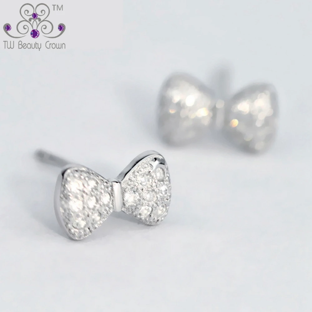 925 Sterling Silver Cute AAA Austrian Crystal White CZ Micro Inlays Small Bowknot Stud Earrings For Ladies Girls Fashion Jewelry
925 Sterling Silver Cute AAA Austrian Crystal White CZ Micro Inlays Small Bowknot Stud Earrings For Ladies Girls Fashion Jewelry