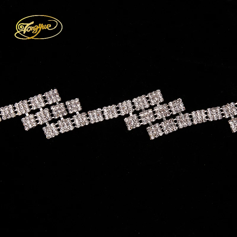 1 YD exquisite Silver Base Crystal Rhinestones Zircon Shoes Clothes wedding decoration Rhinestones chain DIY Rhinestone Applique
1 YD exquisite Silver Base Crystal Rhinestones Zircon Shoes Clothes wedding decoration Rhinestones chain DIY Rhinestone Applique