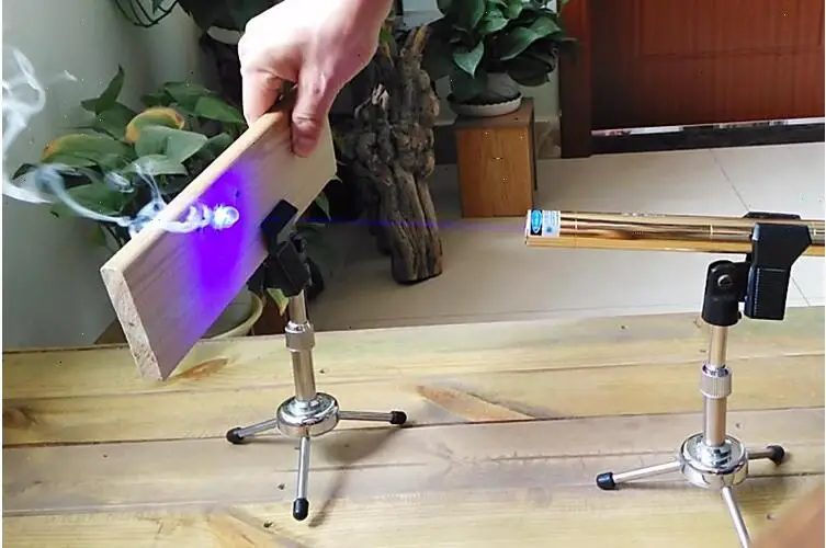 Strong Power Military 500000m 500Watt 450nm Blue Laser Pointer Flashlight Burning Match/Dry Wood/Candle/Burn Cigarettes+Gift Box
Strong Power Military 500000m 500Watt 450nm Blue Laser Pointer Flashlight Burning Match/Dry Wood/Candle/Burn Cigarettes+Gift Box