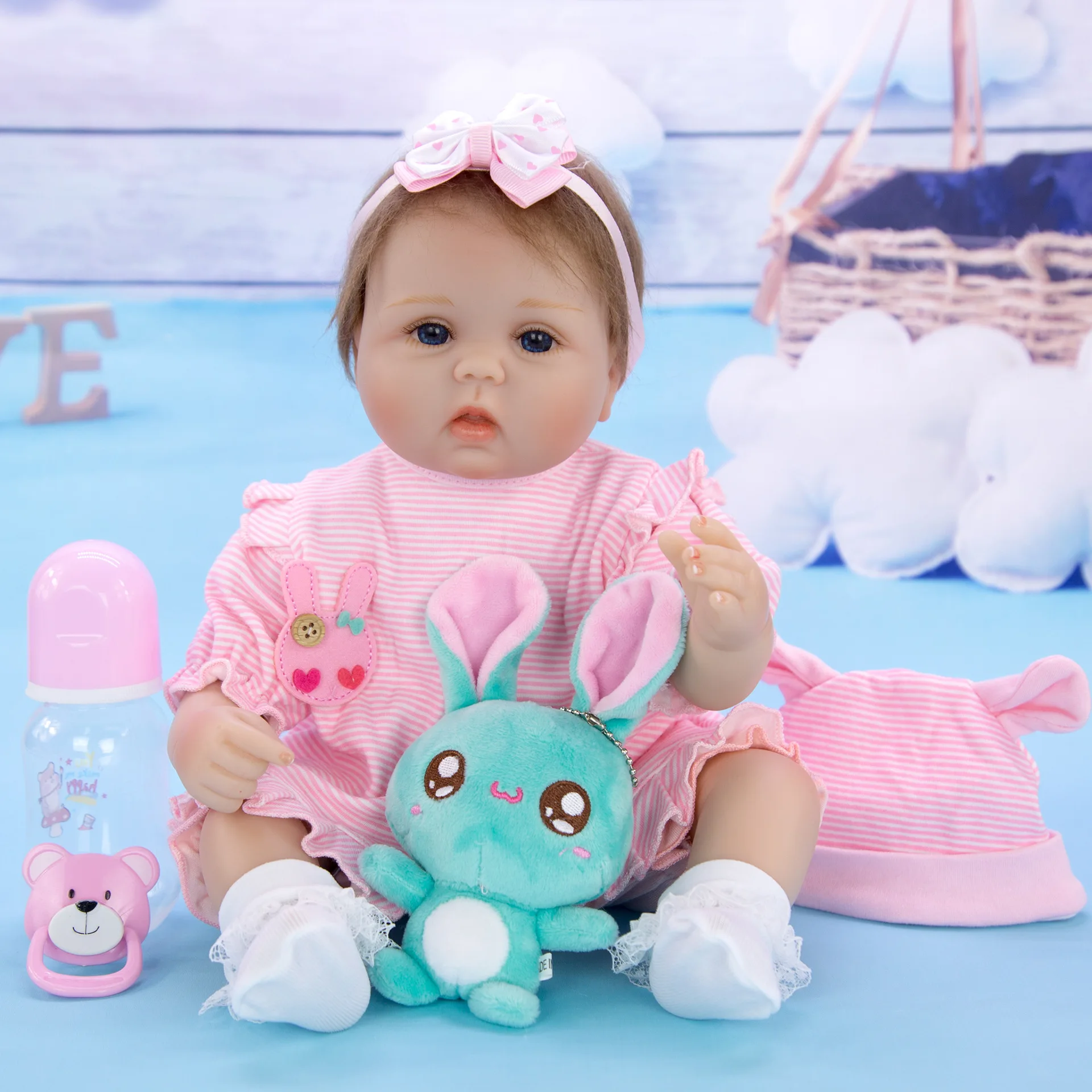 17 Inch girls Toy Reborn Baby Doll 43 cm Alive Silicone bebe reborn and soft cotton body Dolls Hug mini plush doll Children Gift
17 Inch girls Toy Reborn Baby Doll 43 cm Alive Silicone bebe reborn and soft cotton body Dolls Hug mini plush doll Children Gift