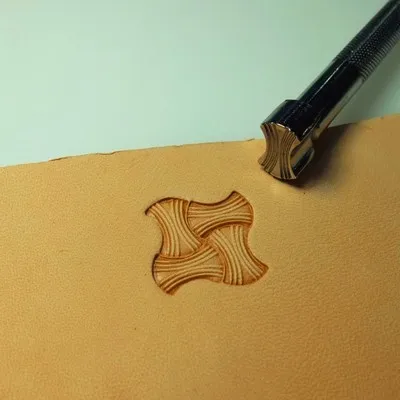 Hand Printing And Leather Carving Tools Diy Leather Tools Working Leathercraft Leathercraft Ferramenta
Hand Printing And Leather Carving Tools Diy Leather Tools Working Leathercraft Leathercraft Ferramenta