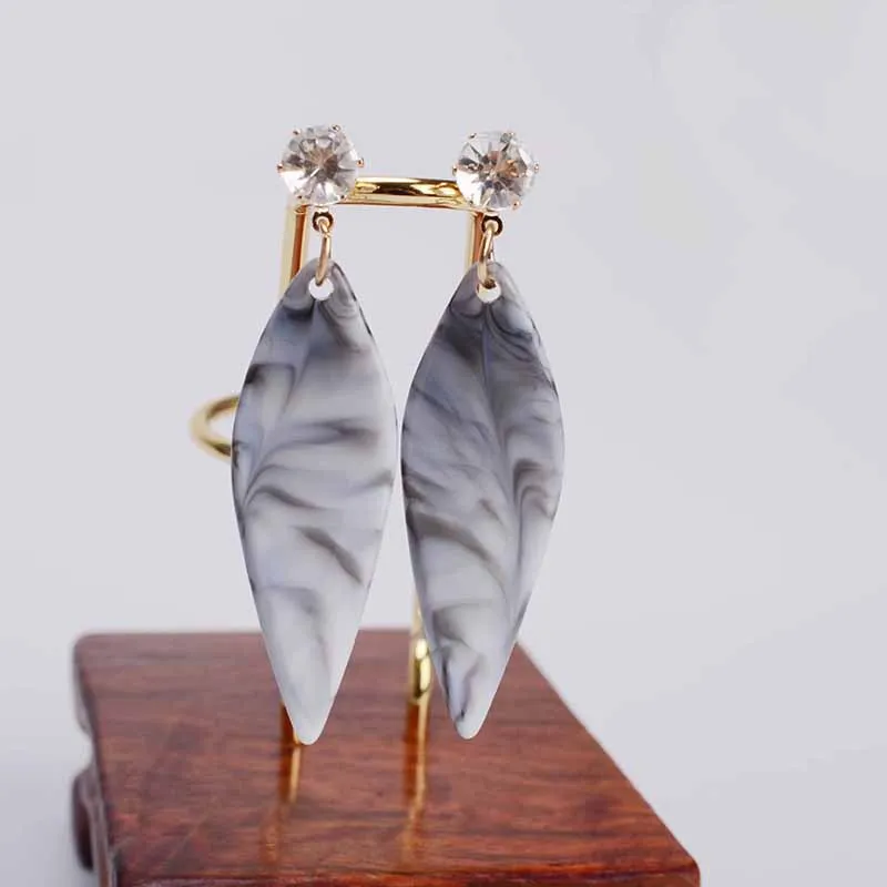 2020Korean New Women'S Fashion Crystal Earrings Rhinestone Red / Blue Resin Leaf Pendant Earrings Fashion Jewelry
2020Korean New Women'S Fashion Crystal Earrings Rhinestone Red / Blue Resin Leaf Pendant Earrings Fashion Jewelry