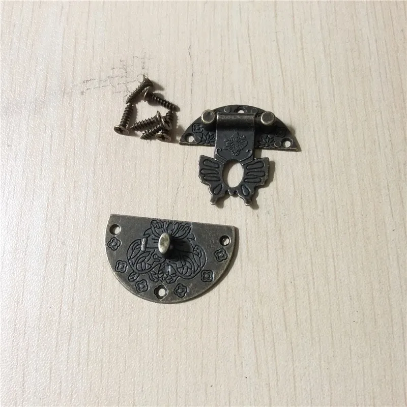 Vintage Alloy Butterfly Lock Clasp Buckles Wooden Make-up Box Buckles Decor Chinese Furniture Hardware,Bronze Hasp,39mm,20Sets
Vintage Alloy Butterfly Lock Clasp Buckles Wooden Make-up Box Buckles Decor Chinese Furniture Hardware,Bronze Hasp,39mm,20Sets