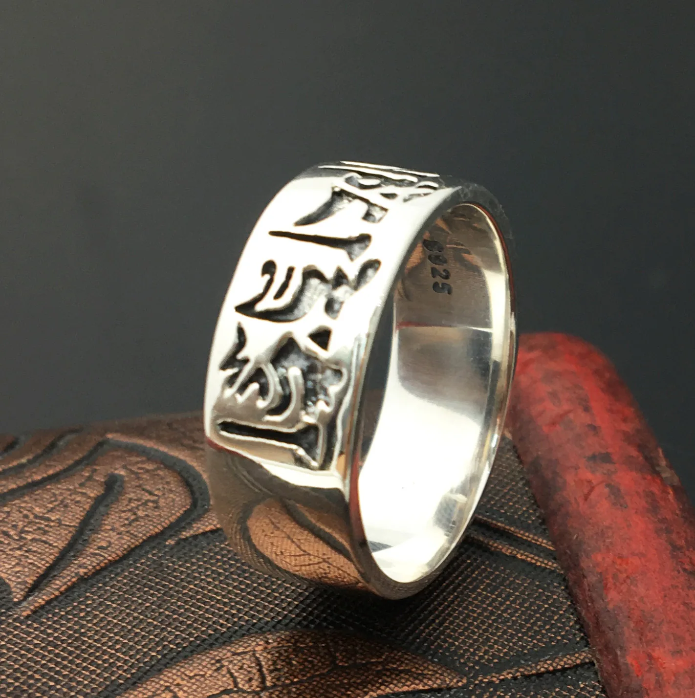S925 Sterling Silver Ornaments Handmade Retro Thai Silver Ring Men's Six Word Scripture Fashion Ring
S925 Sterling Silver Ornaments Handmade Retro Thai Silver Ring Men's Six Word Scripture Fashion Ring