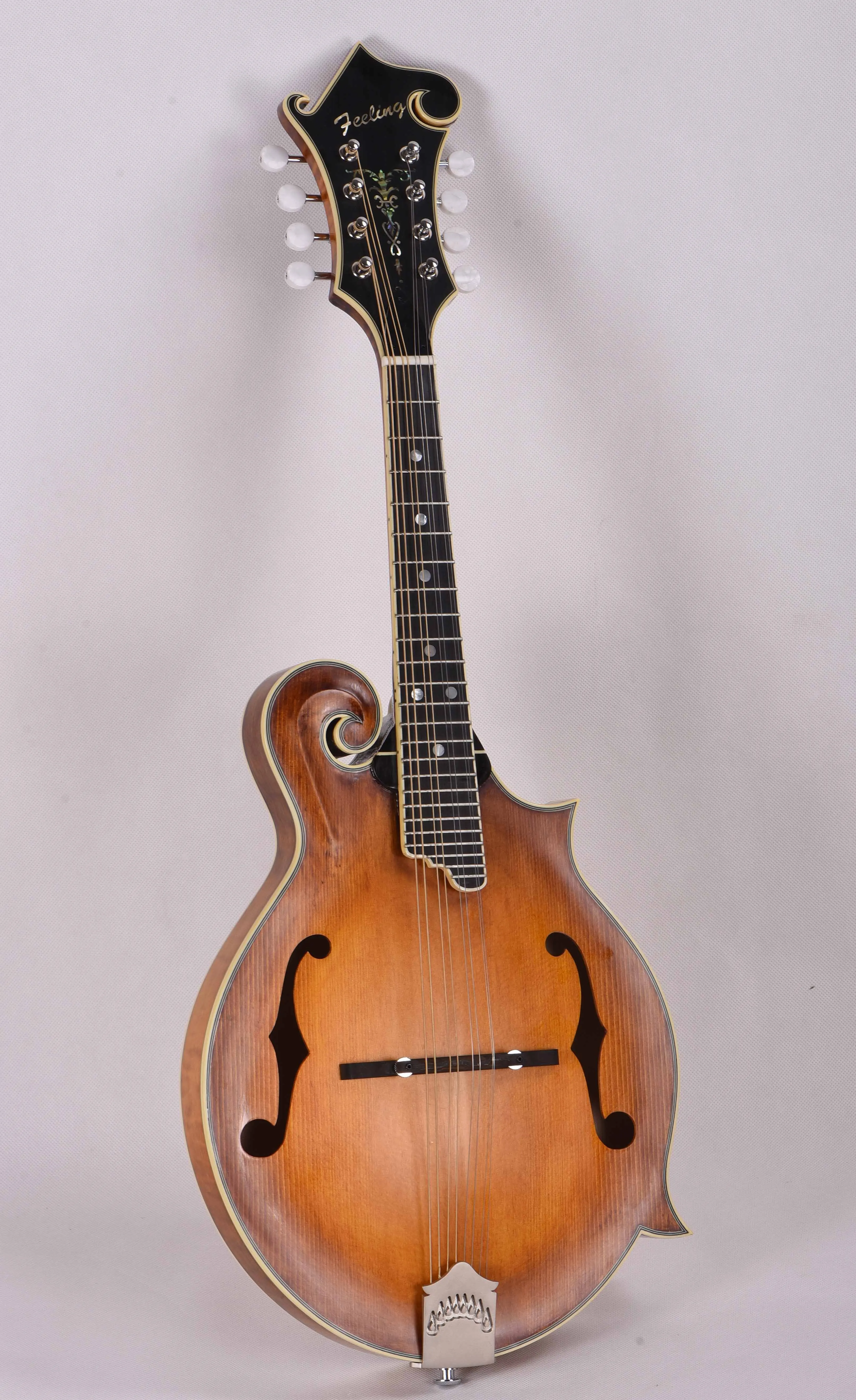 Feeling Handmade F style mandolin FM-F2000, western instrument Solid Spruce top / Flamed Maple Back & Sides
Feeling Handmade F style mandolin FM-F2000, western instrument Solid Spruce top / Flamed Maple Back & Sides