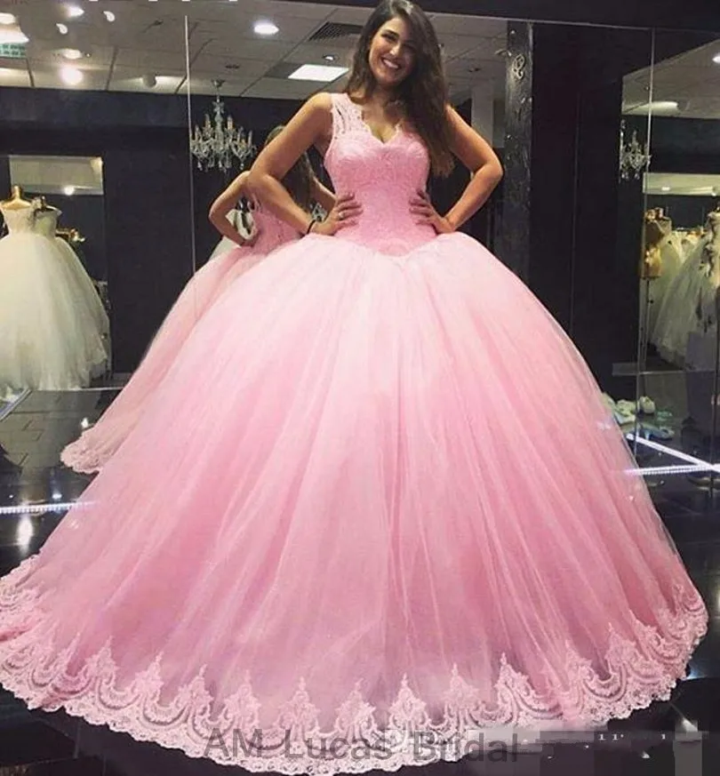 Pink Lace Appliques Quinceanera Dresses Tulle Elegant Prom Ball Gown V Neck Sleeveless Backless Floor Length Vestidos De 15 Anos
Pink Lace Appliques Quinceanera Dresses Tulle Elegant Prom Ball Gown V Neck Sleeveless Backless Floor Length Vestidos De 15 Anos