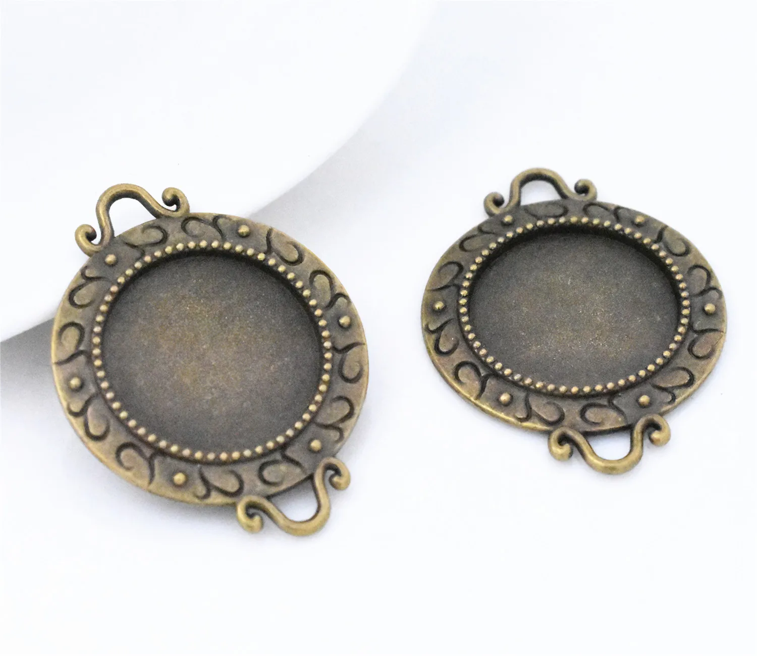 5 шт. 18 мм Внутренний размер античный бронзовый покрытый простой стиль кабошон базовая Камея оправа Подвески Connector-A3-48 
5 шт. 18 мм Внутренний размер античный бронзовый покрытый простой стиль кабошон базовая Камея оправа Подвески Connector-A3-48