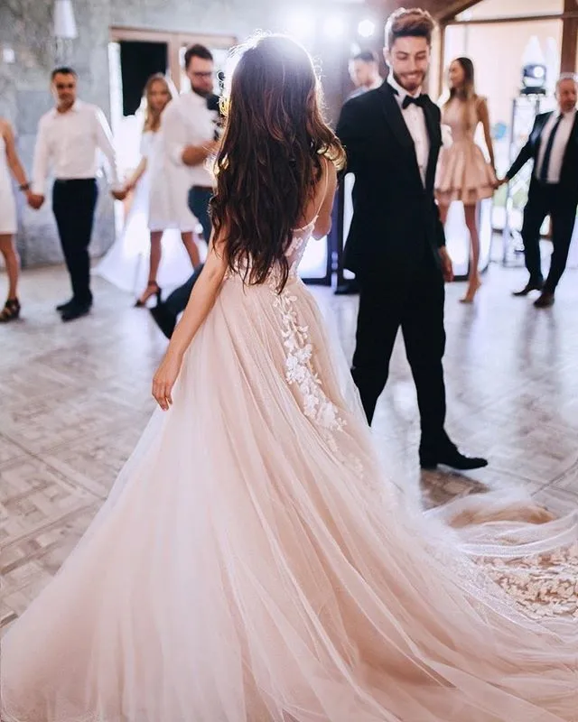 Romantic A-Line Lace wedding Dress 2019 Sexy Tulle Appliques Spaghetti Staps Bridal Gowns New Design Vestido De Noiva
Romantic A-Line Lace wedding Dress 2019 Sexy Tulle Appliques Spaghetti Staps Bridal Gowns New Design Vestido De Noiva