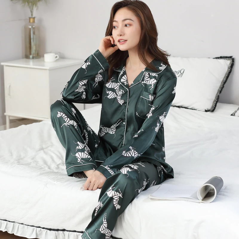 Fashion print satins silk pajamas sets women Korea sexy pyjamas 2-piece suits women long sleeve sleep lounge top+pants M-3XL
Fashion print satins silk pajamas sets women Korea sexy pyjamas 2-piece suits women long sleeve sleep lounge top+pants M-3XL
