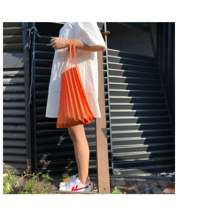 vertical pleats shopping bag Lightweight and durable totes bags Nylon pleated shoulder bags
vertical pleats shopping bag Lightweight and durable totes bags Nylon pleated shoulder bags