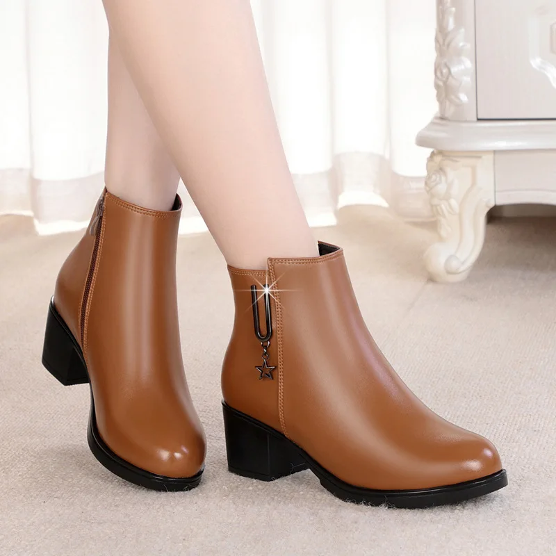 2020 New Winter Boots Women Shoes Large Size Fashion Decoration Cowhide Leather Boots Non-slip Comfort Fur One Wool Women Boots
2020 New Winter Boots Women Shoes Large Size Fashion Decoration Cowhide Leather Boots Non-slip Comfort Fur One Wool Women Boots