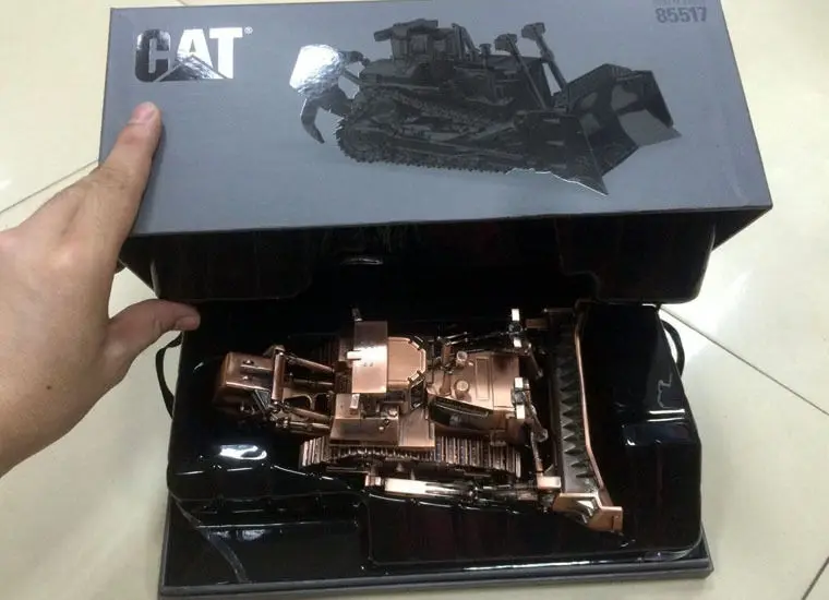 Трактор гусеничного типа Caterpillar CAT D11T медная отделка масштаб 85517 1/50 литые модели
