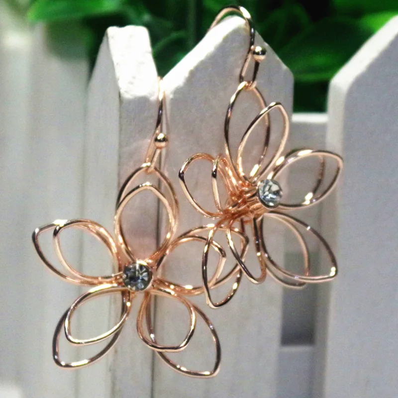 Japanese Korean version of the simple hollow flower metal temperament earrings ear hook
Japanese Korean version of the simple hollow flower metal temperament earrings ear hook