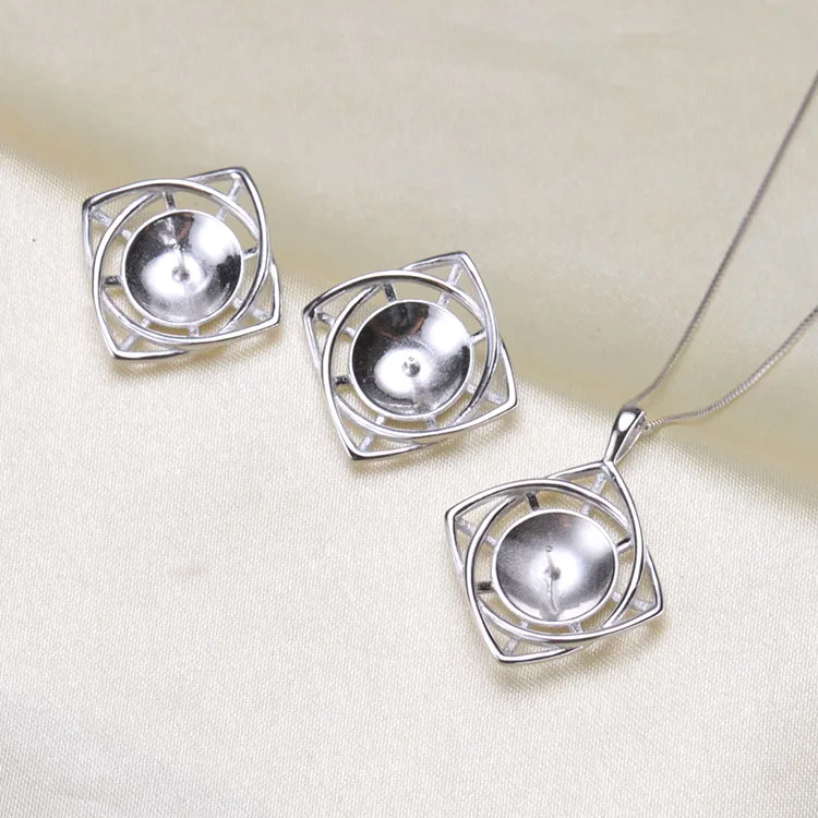 Комплект серег-подвесок из серебра 925 пробы с жемчугом
Комплект серег-подвесок из серебра 925 пробы с жемчугом