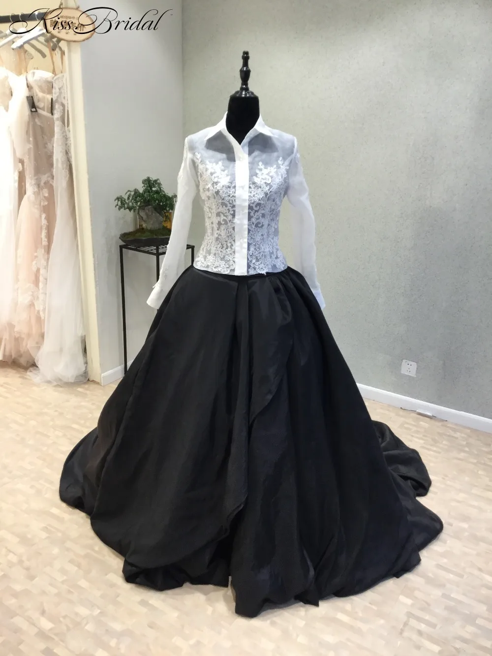 vestido longo Luxury Long Evening Dress 2020 High Neck Long Sleeves Chapel Train Beaded Taffeta Black White Formal Dresses 
vestido longo Luxury Long Evening Dress 2020 High Neck Long Sleeves Chapel Train Beaded Taffeta Black White Formal Dresses
