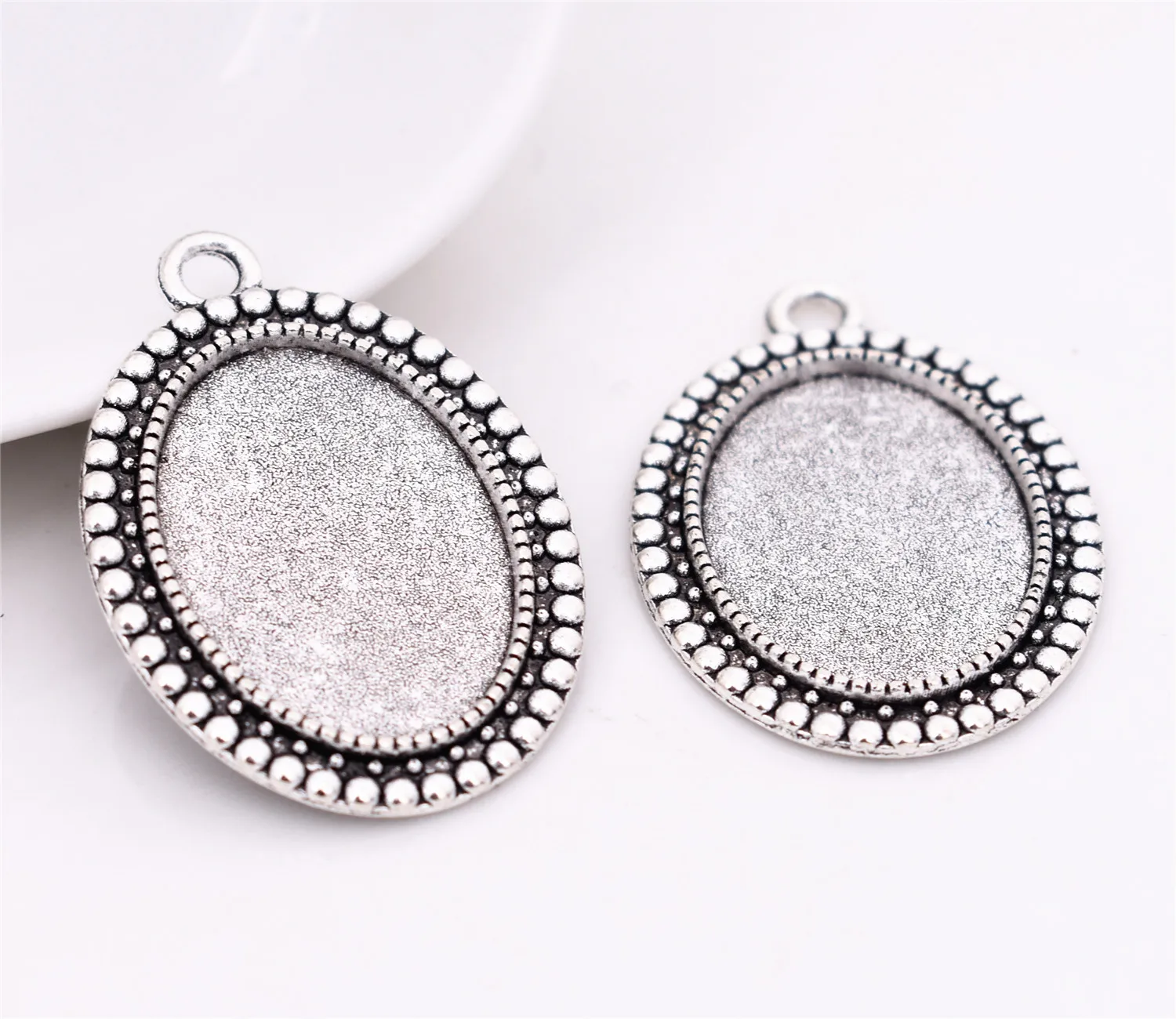 New Fashion 4pcs 18x25mm Inner Size Antique Silver Plated Simple Style Cabochon Base Cameo Setting Charms Pendant-A4-34
New Fashion 4pcs 18x25mm Inner Size Antique Silver Plated Simple Style Cabochon Base Cameo Setting Charms Pendant-A4-34