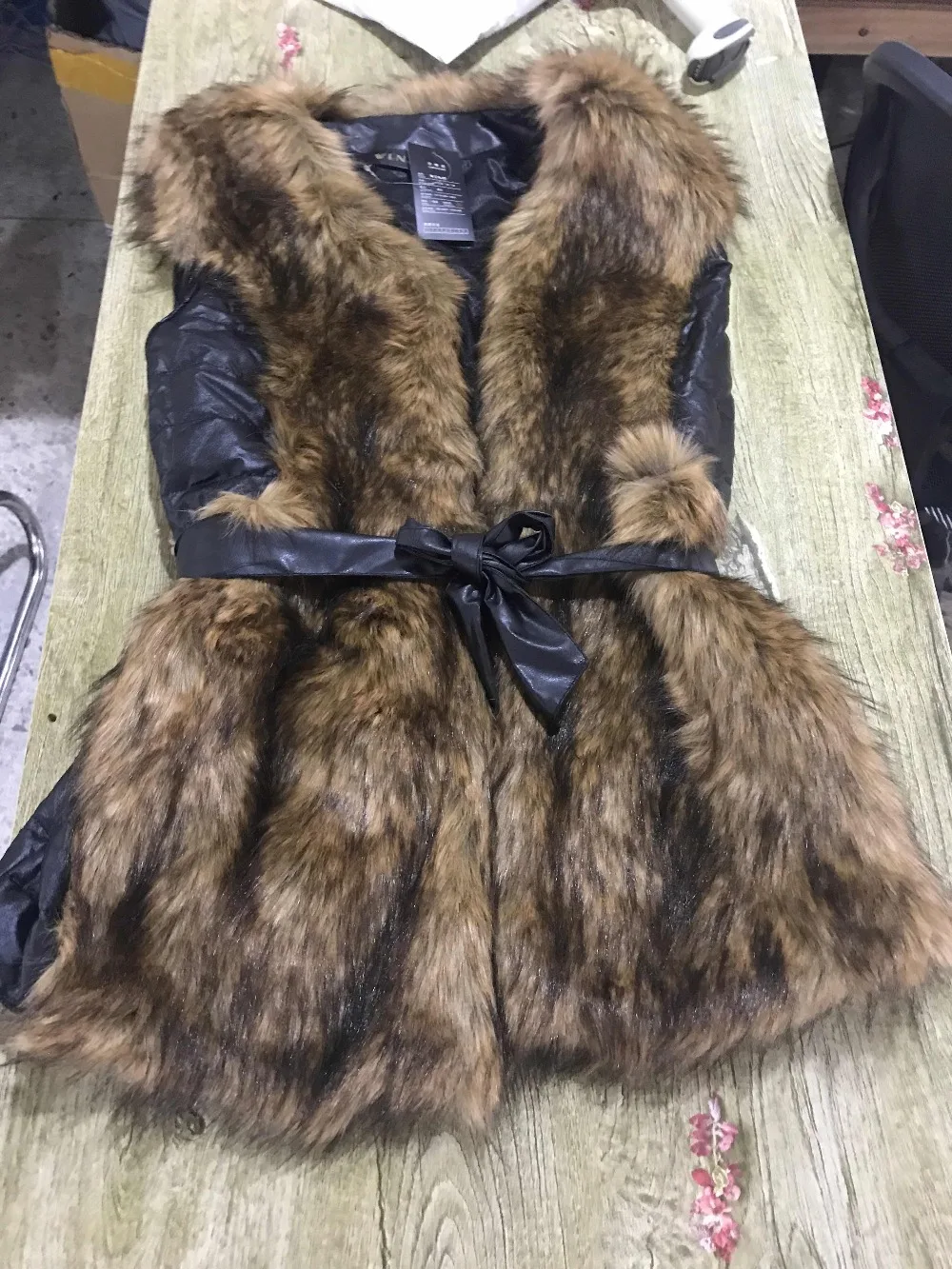 Pop Fashion Winter Women Faux Fur Vest Sleeveless O Neck Long Hair Waistcoat With Belt Gilet Lady Coat Outerwear Keep Warm Q1744
Pop Fashion Winter Women Faux Fur Vest Sleeveless O Neck Long Hair Waistcoat With Belt Gilet Lady Coat Outerwear Keep Warm Q1744