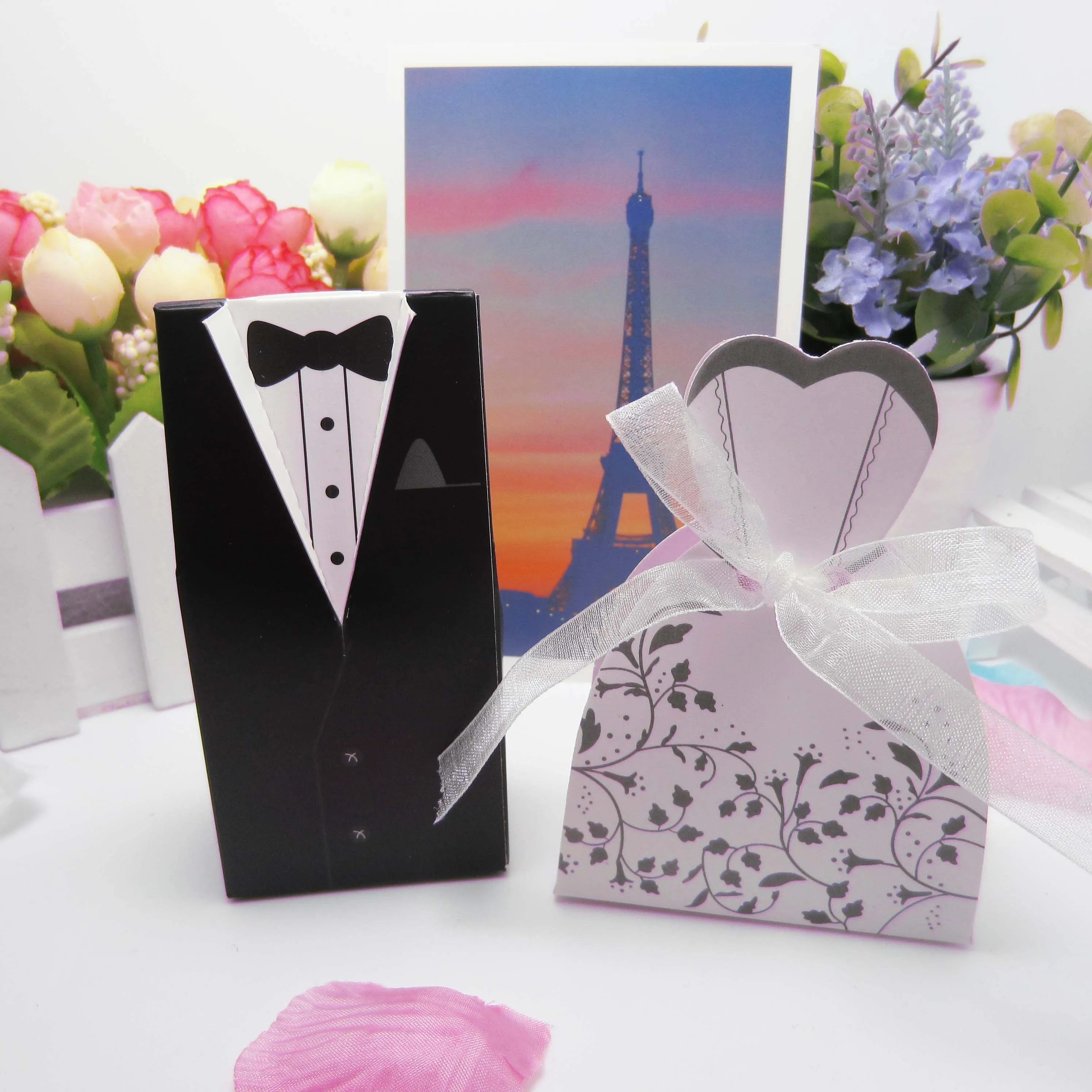 100pcs Bridal Couple White Wedding Dress Candy Box Irregular Tuxedo Black Suits Tiny For Guest Bride Groom Wedding Dress Boite
100pcs Bridal Couple White Wedding Dress Candy Box Irregular Tuxedo Black Suits Tiny For Guest Bride Groom Wedding Dress Boite