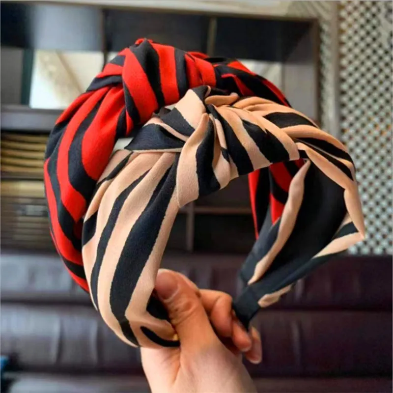 New Fashion hair accessories women's fabric stripes knotted wide-brimmed headband sweet Wild headband Girl's hair band headwear
New Fashion hair accessories women's fabric stripes knotted wide-brimmed headband sweet Wild headband Girl's hair band headwear