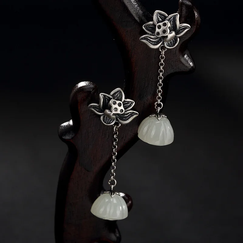 New Fashion silver S925 pure silver retro natural and Hetian jade white lotus lotus flower high-end lady earrings earrings
New Fashion silver S925 pure silver retro natural and Hetian jade white lotus lotus flower high-end lady earrings earrings