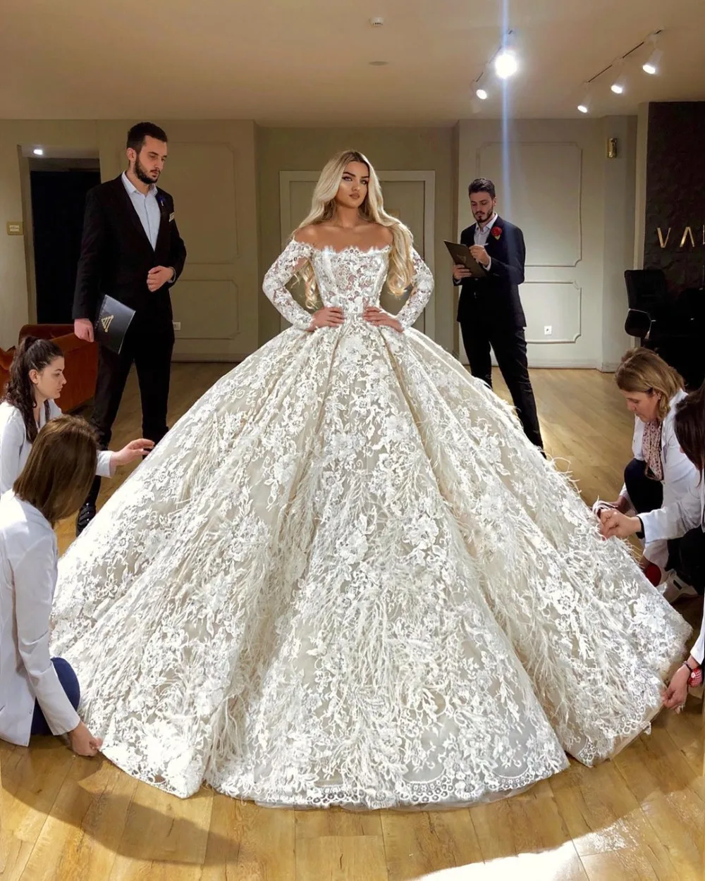Long Sleeve Lace Wedding Dress 2021 Puffy Ball Gown Beaded Feathers Boat Neck Arabic Dubai Style Bridal Dress Wedding Gowns
Long Sleeve Lace Wedding Dress 2021 Puffy Ball Gown Beaded Feathers Boat Neck Arabic Dubai Style Bridal Dress Wedding Gowns