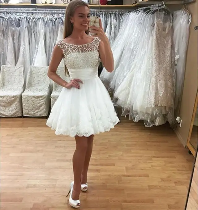 Sexy White Short Evening Dresses Boat Neck Tulle Lace Sleeveless Prom Gowns Formal Party Dress With Pearls 2019 Plus Size
Sexy White Short Evening Dresses Boat Neck Tulle Lace Sleeveless Prom Gowns Formal Party Dress With Pearls 2019 Plus Size