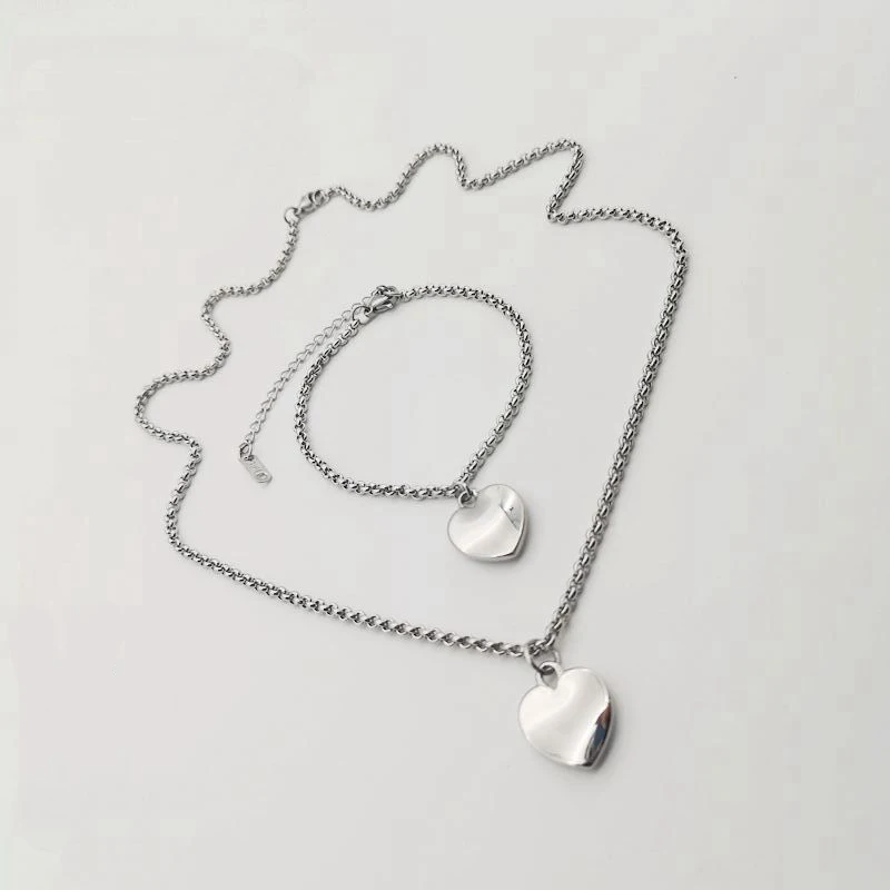 2021 AW Classic Heart charm necklace bracelet jewelry set Silver Stainless steel womens elegant Heart necklace bracelet set
2021 AW Classic Heart charm necklace bracelet jewelry set Silver Stainless steel womens elegant Heart necklace bracelet set