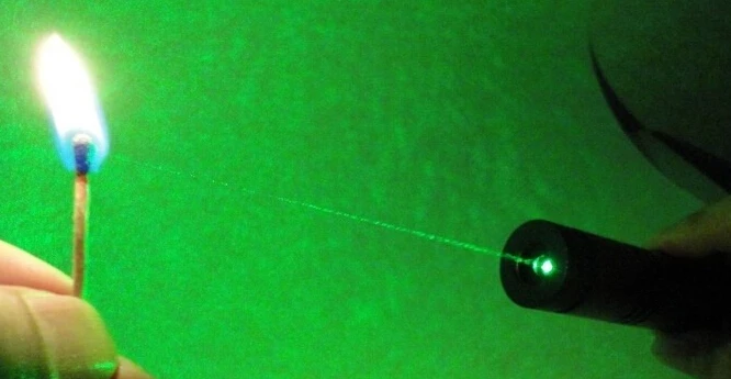 High power Military 500w 500000M 532nm Green Laser Pointers Flashlight Light Burning Match,Burn cigarettes,pop balloon+Gift Box
High power Military 500w 500000M 532nm Green Laser Pointers Flashlight Light Burning Match,Burn cigarettes,pop balloon+Gift Box