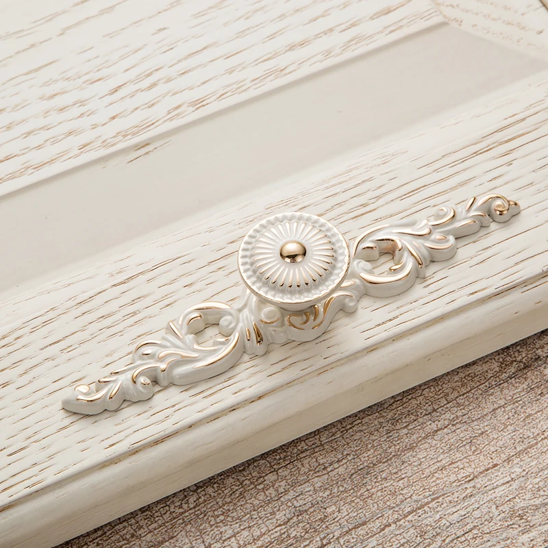 Metal hole retro carved cupboard door handle European bronze bookcase wardrobe drawer knobs pull Furniture Hardware
Metal hole retro carved cupboard door handle European bronze bookcase wardrobe drawer knobs pull Furniture Hardware
