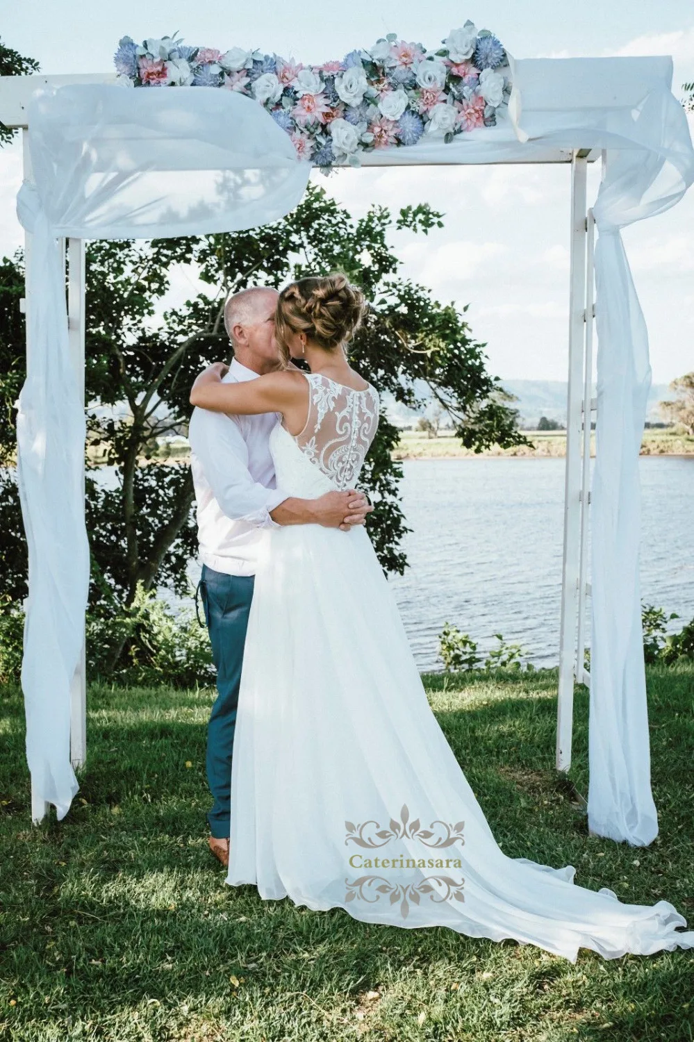 Scoop Neckline Chiffon Illusion Wedding Dresses A Line with Brush Train Outdoor Bride Gowns Lace Appliques Crystals Beaded Sash
Scoop Neckline Chiffon Illusion Wedding Dresses A Line with Brush Train Outdoor Bride Gowns Lace Appliques Crystals Beaded Sash