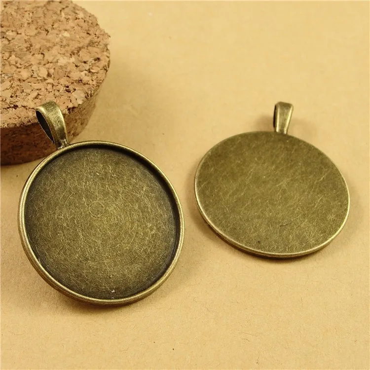 (40 pieces/lot) To fit 30MM round cabochon antique bronze plated vintage style pendant tray settings hm650
(40 pieces/lot) To fit 30MM round cabochon antique bronze plated vintage style pendant tray settings hm650