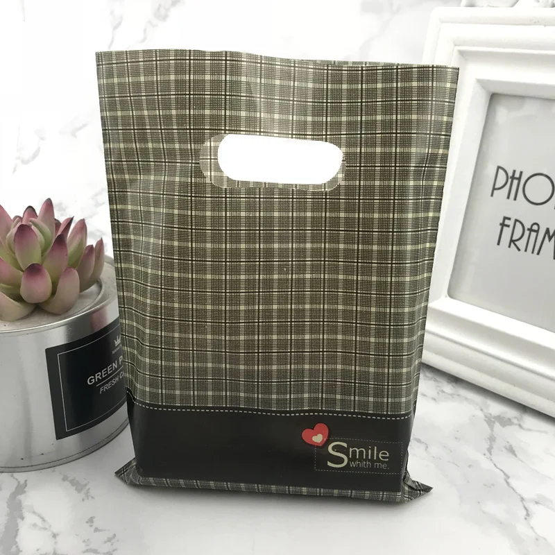 Small 100pcs 15x20cm Black Striped lattice Red Heart Print With Handles Plastic Boutique Shopping Handle Bag Pouches
Small 100pcs 15x20cm Black Striped lattice Red Heart Print With Handles Plastic Boutique Shopping Handle Bag Pouches