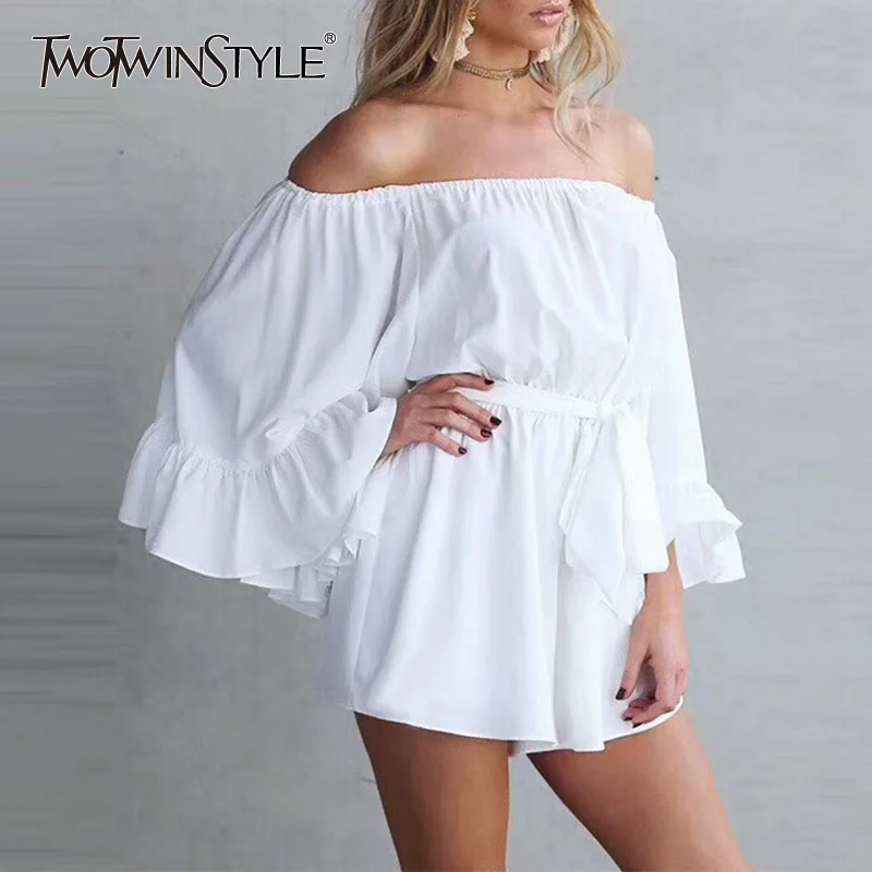Женский мини костюм TWOTWINSTYLE с открытыми плечами расклешенными рукавами поясом