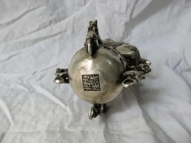 9 inch height / Elaborate Chinese ancient Tibetan silver dragon totem war horse statue 
9 inch height / Elaborate Chinese ancient Tibetan silver dragon totem war horse statue