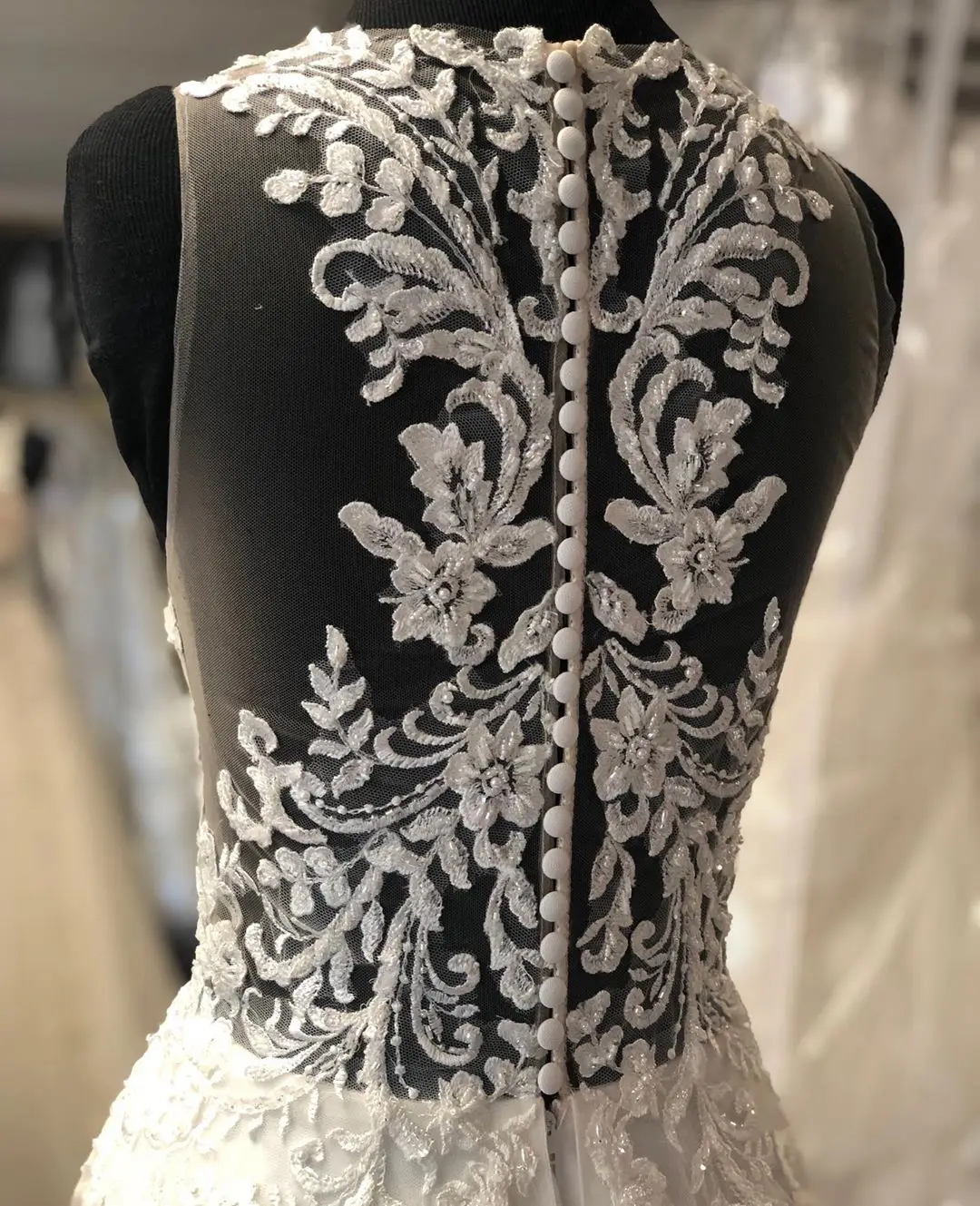 2020 New Wedding Dresses Lace Appliqued Sequins Sleeveless Button Back Wedding Gowns Real Images A Line Bridal Dress
2020 New Wedding Dresses Lace Appliqued Sequins Sleeveless Button Back Wedding Gowns Real Images A Line Bridal Dress