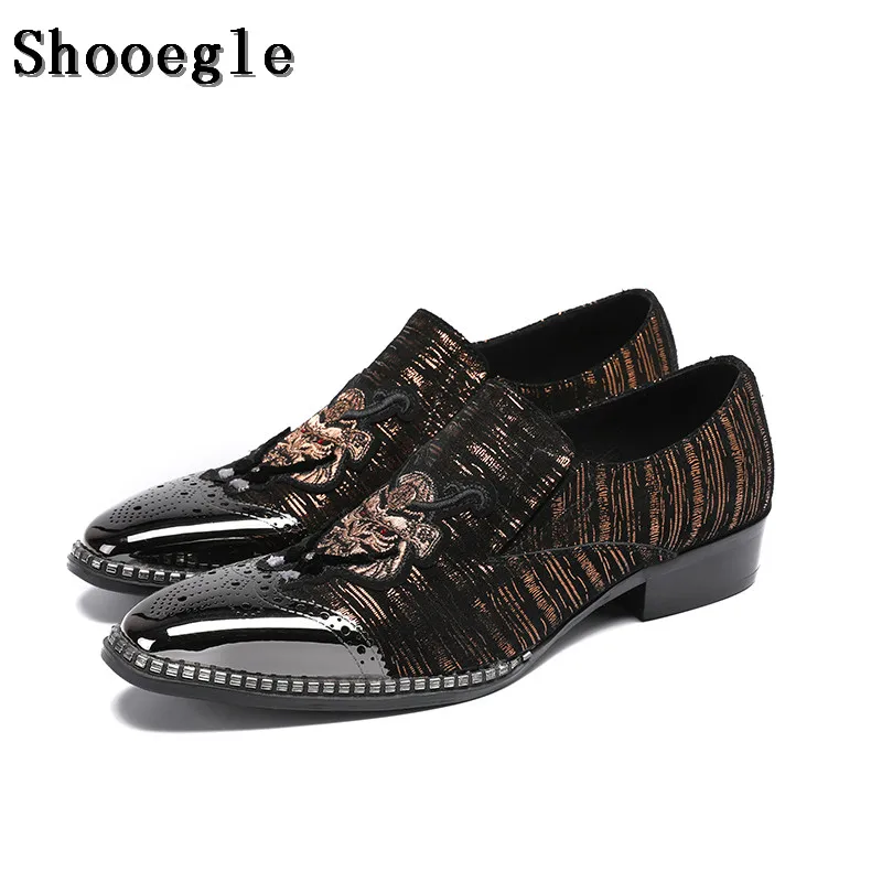 SHOOEGLE Zapatos Hombre Fashion Embroidery Oxford Shoes Metal Toe Printing Male Wedding Dress Shoes Mens Slip On Business Shoes
SHOOEGLE Zapatos Hombre Fashion Embroidery Oxford Shoes Metal Toe Printing Male Wedding Dress Shoes Mens Slip On Business Shoes