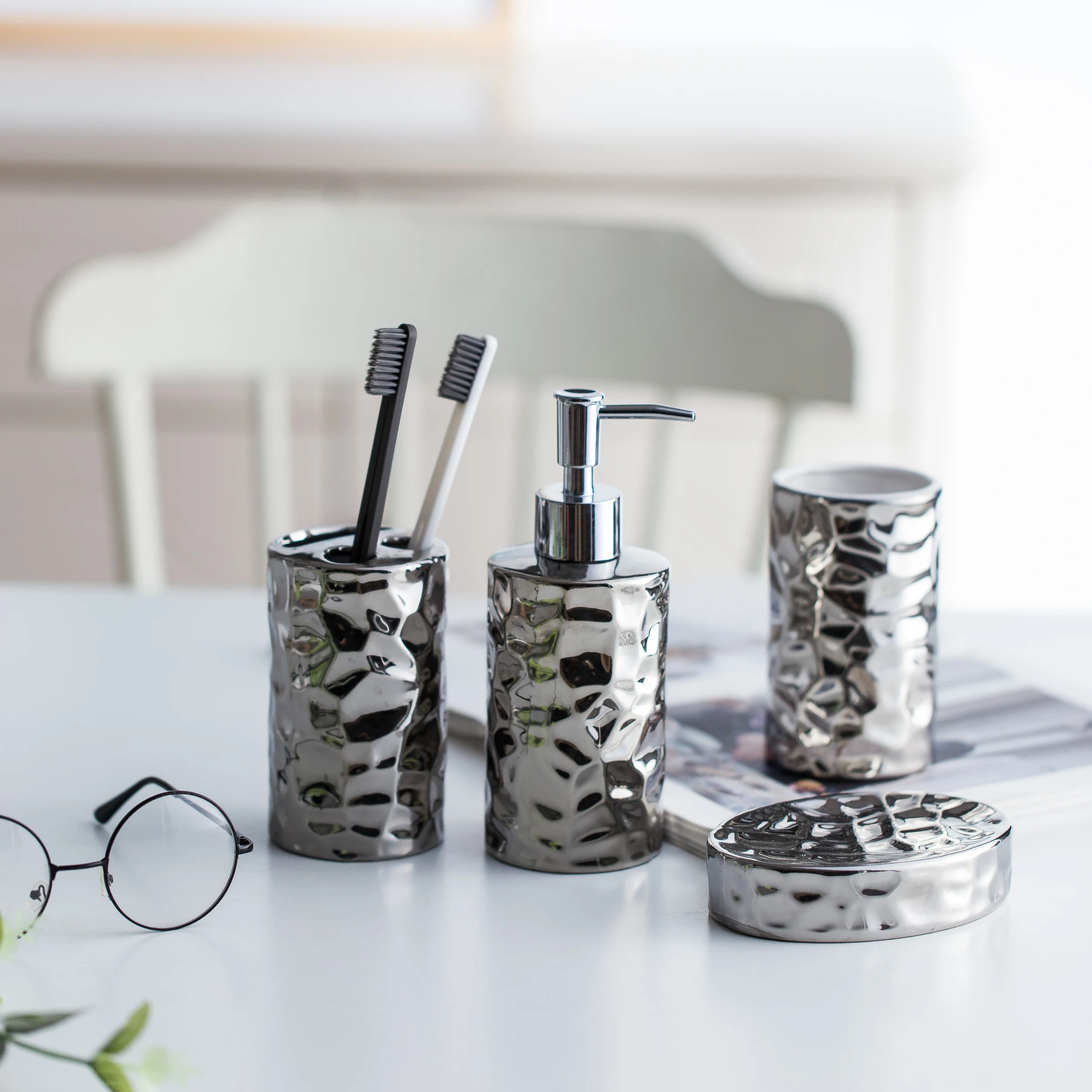 4 Pcs Europe Ceramic Bathroom Hardware Set Silver Toothbrush Set Soap Dish Soap Dispenser Mouth Cup tazza spazzolino da denti
4 Pcs Europe Ceramic Bathroom Hardware Set Silver Toothbrush Set Soap Dish Soap Dispenser Mouth Cup tazza spazzolino da denti
