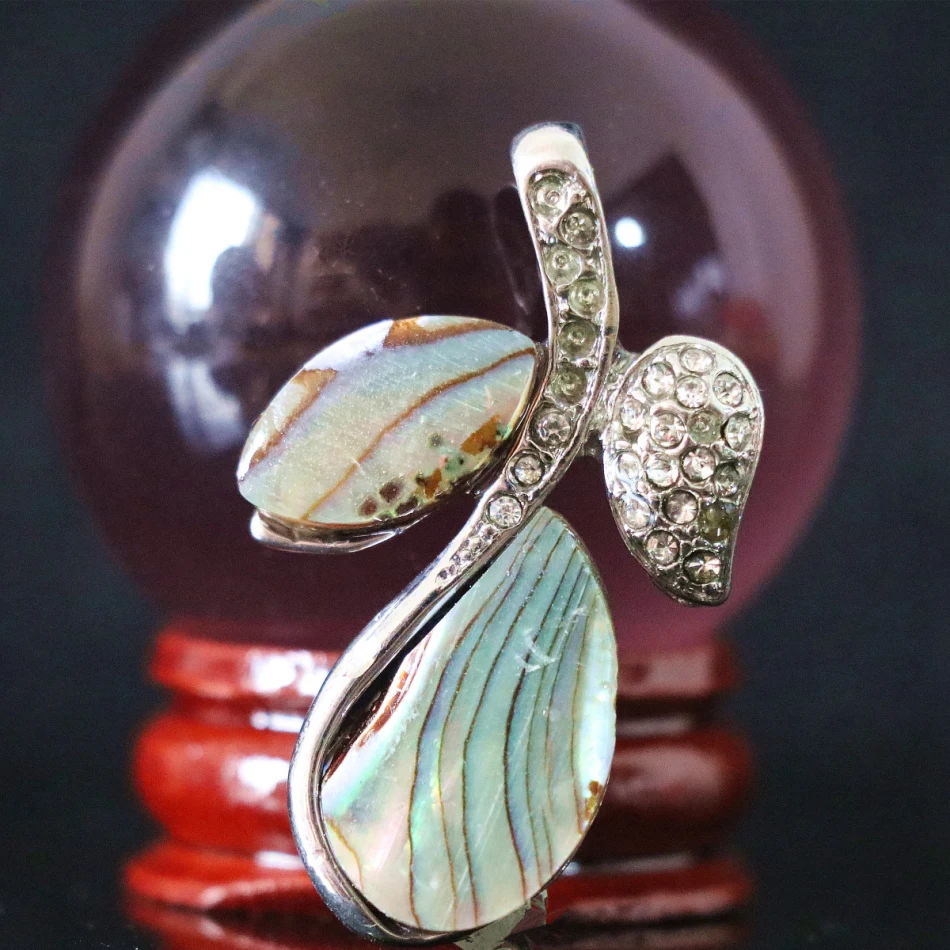 Natural abalone shell pendants lovely purfle leaf shape new fashion women girls weddings party gifts diy jewelry findings B1139
Natural abalone shell pendants lovely purfle leaf shape new fashion women girls weddings party gifts diy jewelry findings B1139