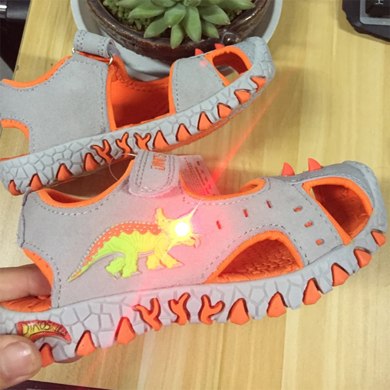 2017 Boys glowing sandals Boys flashing sneakers kids shoes luminous tenis led infantil boys beach sandals 3D dinosaur sandals
2017 Boys glowing sandals Boys flashing sneakers kids shoes luminous tenis led infantil boys beach sandals 3D dinosaur sandals