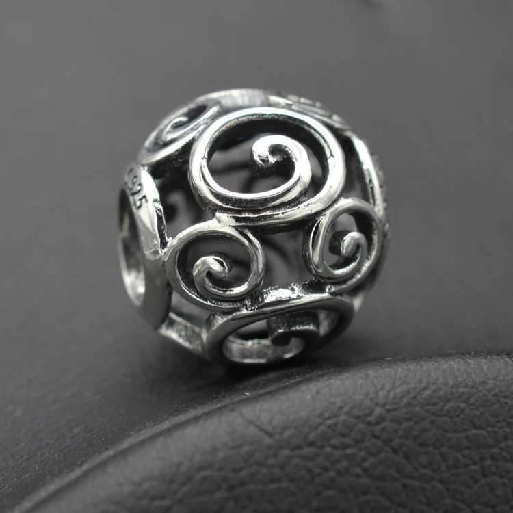 Both Men And Women Can Use A Silver Bracelet With A Large Circle Lucky Charm Pendant With European And American Retro Patterns
Both Men And Women Can Use A Silver Bracelet With A Large Circle Lucky Charm Pendant With European And American Retro Patterns