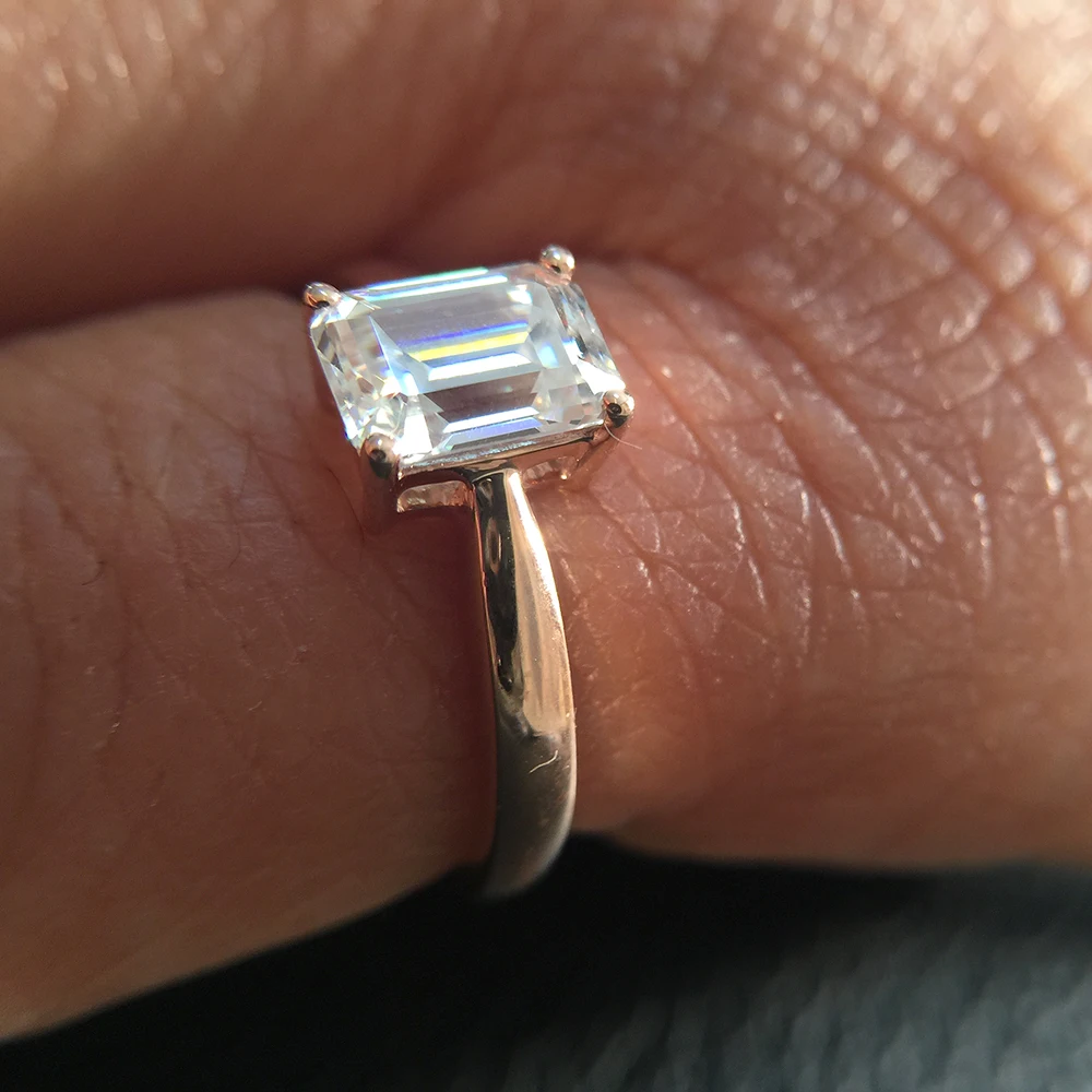 2.7ct 9*7mm DEF Colorless Emerald Excellent Cut Moissanite Engagement Ring Solitaire 14K Rose Gold for Women
2.7ct 9*7mm DEF Colorless Emerald Excellent Cut Moissanite Engagement Ring Solitaire 14K Rose Gold for Women