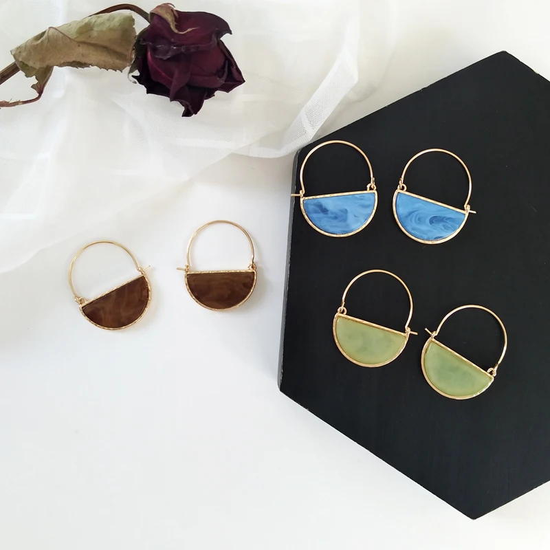 Retro fashion personality semicircle earrings temperament delicate fashion earrings 2018 women geometric fashion earrings
Retro fashion personality semicircle earrings temperament delicate fashion earrings 2018 women geometric fashion earrings