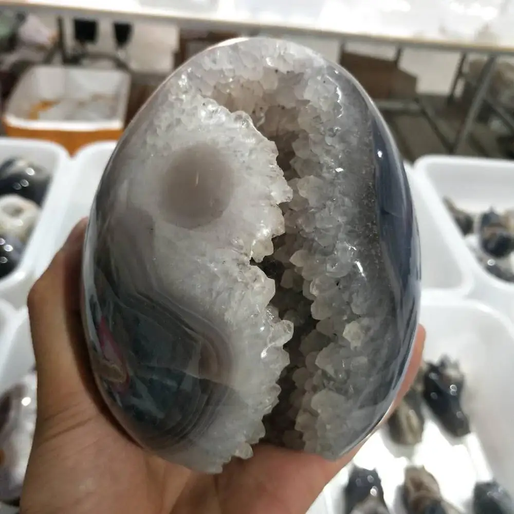 1.5kg Beautiful natural agate crystal cave crystal eggs are decorated as furniture
1.5kg Beautiful natural agate crystal cave crystal eggs are decorated as furniture