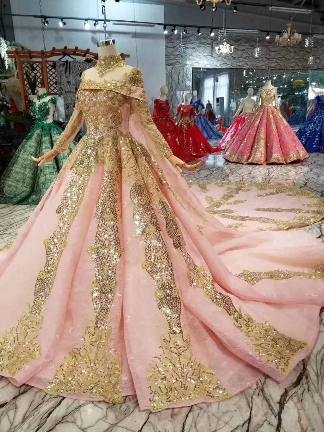 Elegant Gold Lace Pink Beading Tassel Bride Gown Luxury New Design Trailing Wedding Dress Two Tails Bridal Vestidos De Novia
Elegant Gold Lace Pink Beading Tassel Bride Gown Luxury New Design Trailing Wedding Dress Two Tails Bridal Vestidos De Novia