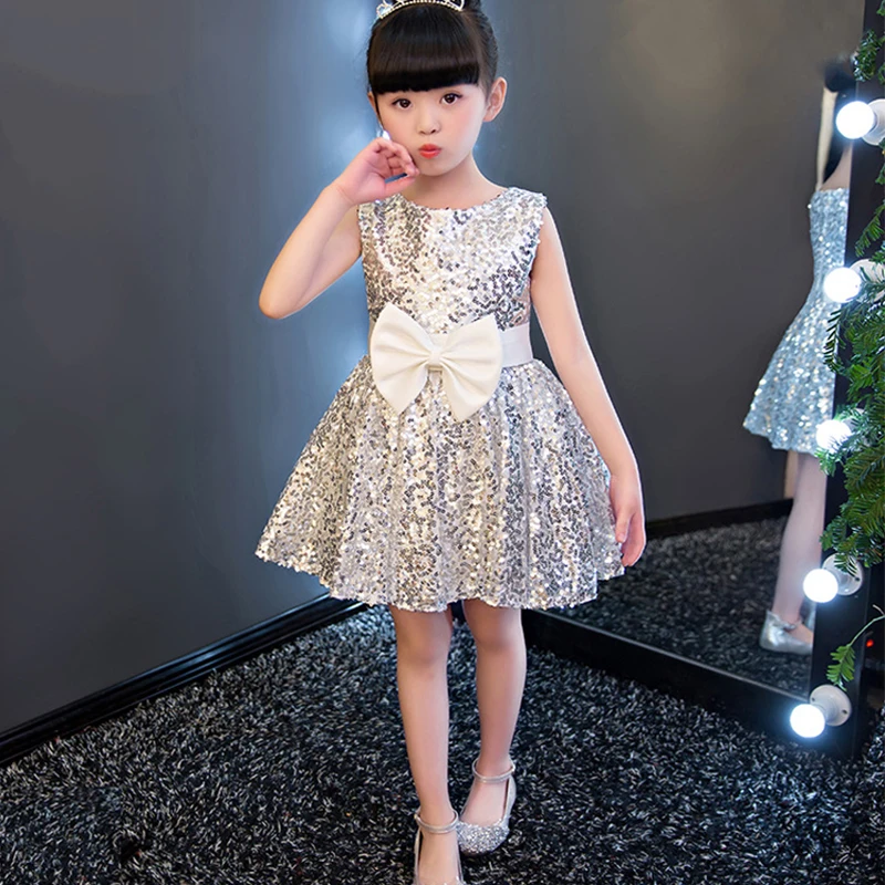 Toddler little girl sequin front bowtie dress sleeveness sequined silver party clothes a-line children evening short party dress
Toddler little girl sequin front bowtie dress sleeveness sequined silver party clothes a-line children evening short party dress