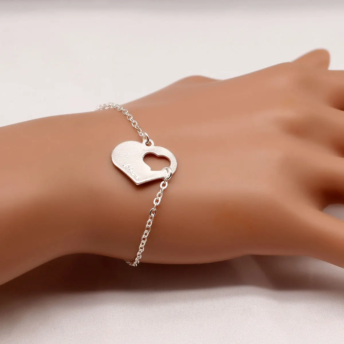 Cute Hollow Love Heart Bracelets for Women Simple Exquisite Adjustable Chain Charm Bracelet Jewelry
Cute Hollow Love Heart Bracelets for Women Simple Exquisite Adjustable Chain Charm Bracelet Jewelry