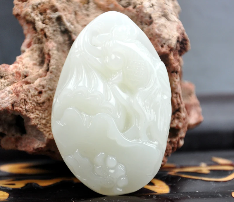 Natural Xinjiang Hetian jade year after year, goldfish full hand playing Pendant
Natural Xinjiang Hetian jade year after year, goldfish full hand playing Pendant