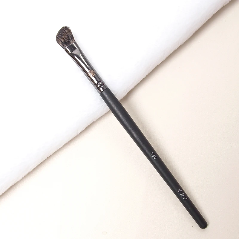 Professional #209 Eyeshadow Brush Natural Squirrel Hair Angled Nose Eye shadow Brush Beauty Makeup Tool
Professional #209 Eyeshadow Brush Natural Squirrel Hair Angled Nose Eye shadow Brush Beauty Makeup Tool