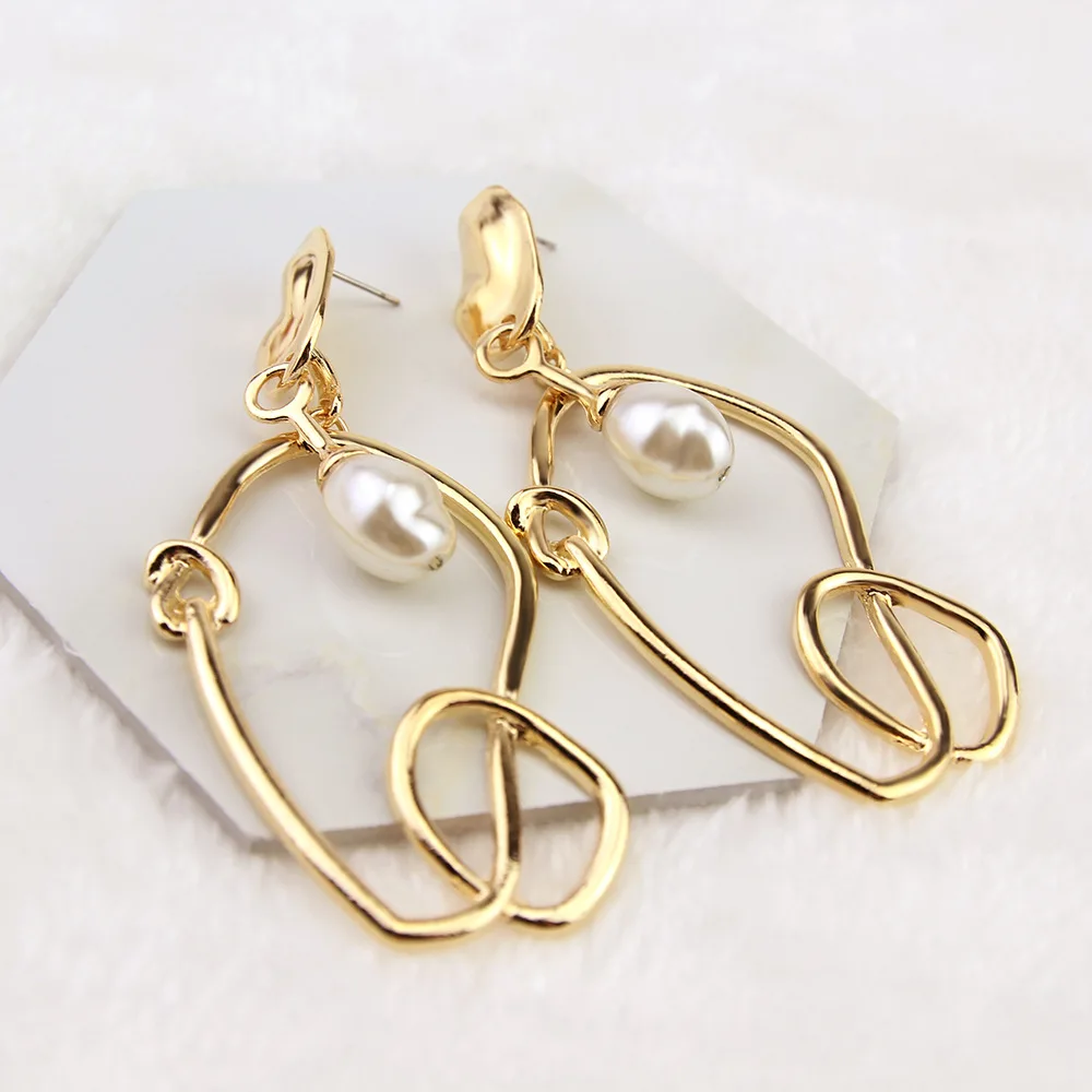 TOUCHEART Custom Fashion Pearl Earrings For Women Jewelry Statement Earring Charm Gold Color Metal Pearl Stud Earrings SER190086
TOUCHEART Custom Fashion Pearl Earrings For Women Jewelry Statement Earring Charm Gold Color Metal Pearl Stud Earrings SER190086